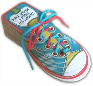 JORGE APRENDE A ATARSE LOS CORDONES